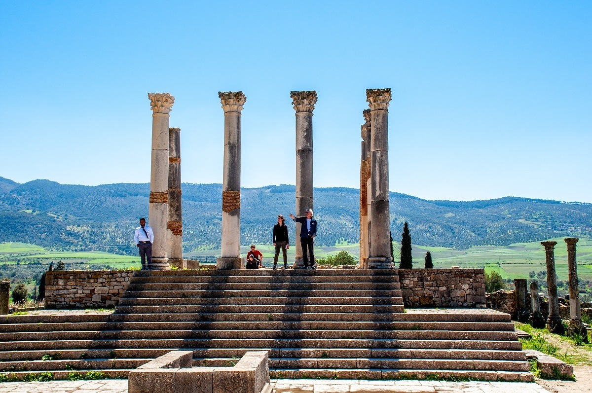 People on the steps and pillars of the Capitoline Temple 